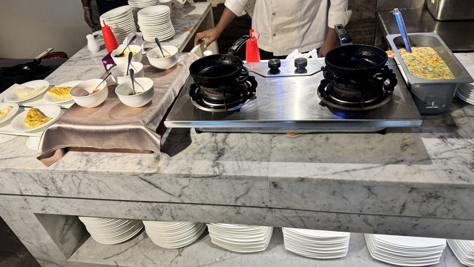 Fresh vegetables and reusable jars in a zero-waste kitchen